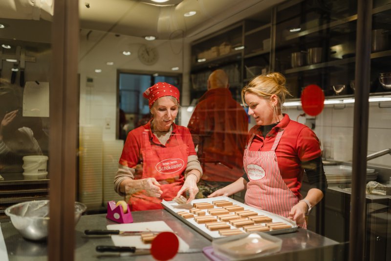 Handgefertigte Pralinen und Schokoladenhohlkörper in der Bonbonkocherei Hermann Hinrichs in Eckernförde