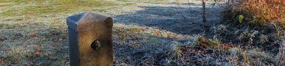 Einfaches Soldatengrab auf winterlichem Friedhof an der Ornumer Mühle