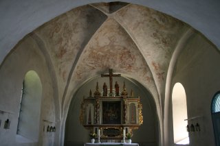 Altar und Deckenmalerei im Chor