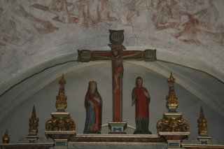 Kreuzigungsgruppe in der Laurentius-Kirche Kosel (Schleswig-Holstein) mit den Heiligen Katherina und Laurentius