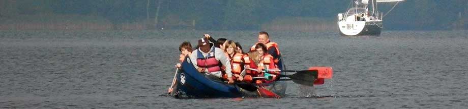 Kanu mit 10 Personen auf der sommerlichen Schlei
