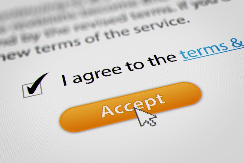 Checkbox mit „I agree to the service." und Button „Accept", unscharfer Text und Link „terms &…“, starker Pixelraster-Effekt.