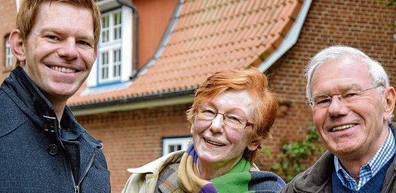Seit 38 Jahren wohnt Familie Horn in dem Haus, Frederik, Birgit und Gustav (v.l.). Es fehlt Tochter Güde. Foto: karkossa-schwarz (2)