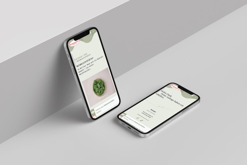 Zwei Smartphones vor heller Wand; links Produktseite „Waldmeisterblätter“ mit grünem Bonbonfoto, rechts Bestätigung „Vielen Dank. Deine Anfrage haben wir erhalten.“