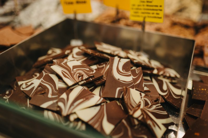Unsere Bruchschokolade zarter Schmelz, erlesene Zutaten. Ein Fest für alle Sinne.