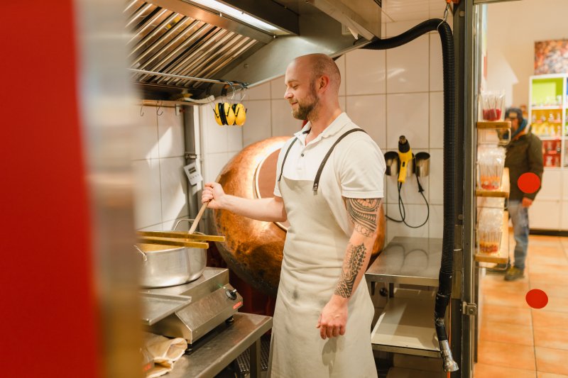 Bonbonkoch in der Bonbonkocherei Eckernförde