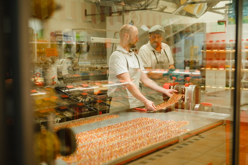 Unsere gläserne Produktionsküche und die Bonbonmacher