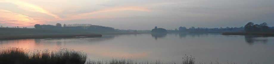 Herrlicher Sonnenuntergang über dem windstillen Ornumer Noor