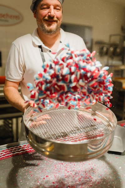 Bonbonherstellung vom Bonbonmacher in der Bonbonkocherei