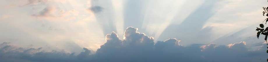 Wolkenbild mit Sonnenstrahlen, die die Wolken durchstoßen